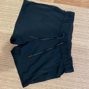 Lululemon green 8 shorts M GUC
